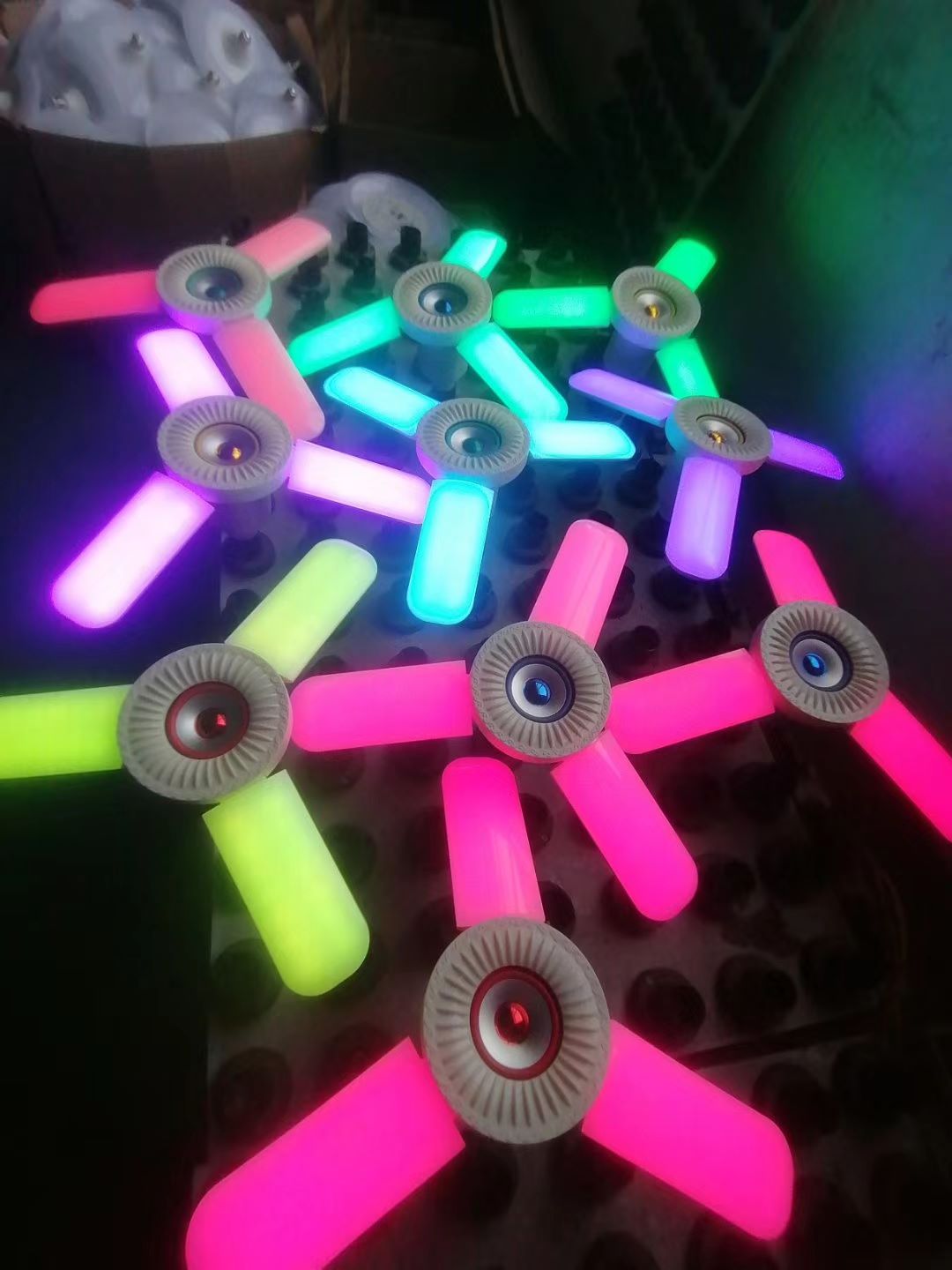 LED三叶蓝牙音乐灯折叠无线遥控氛围灯彩光灯家用音乐灯泡详情图10