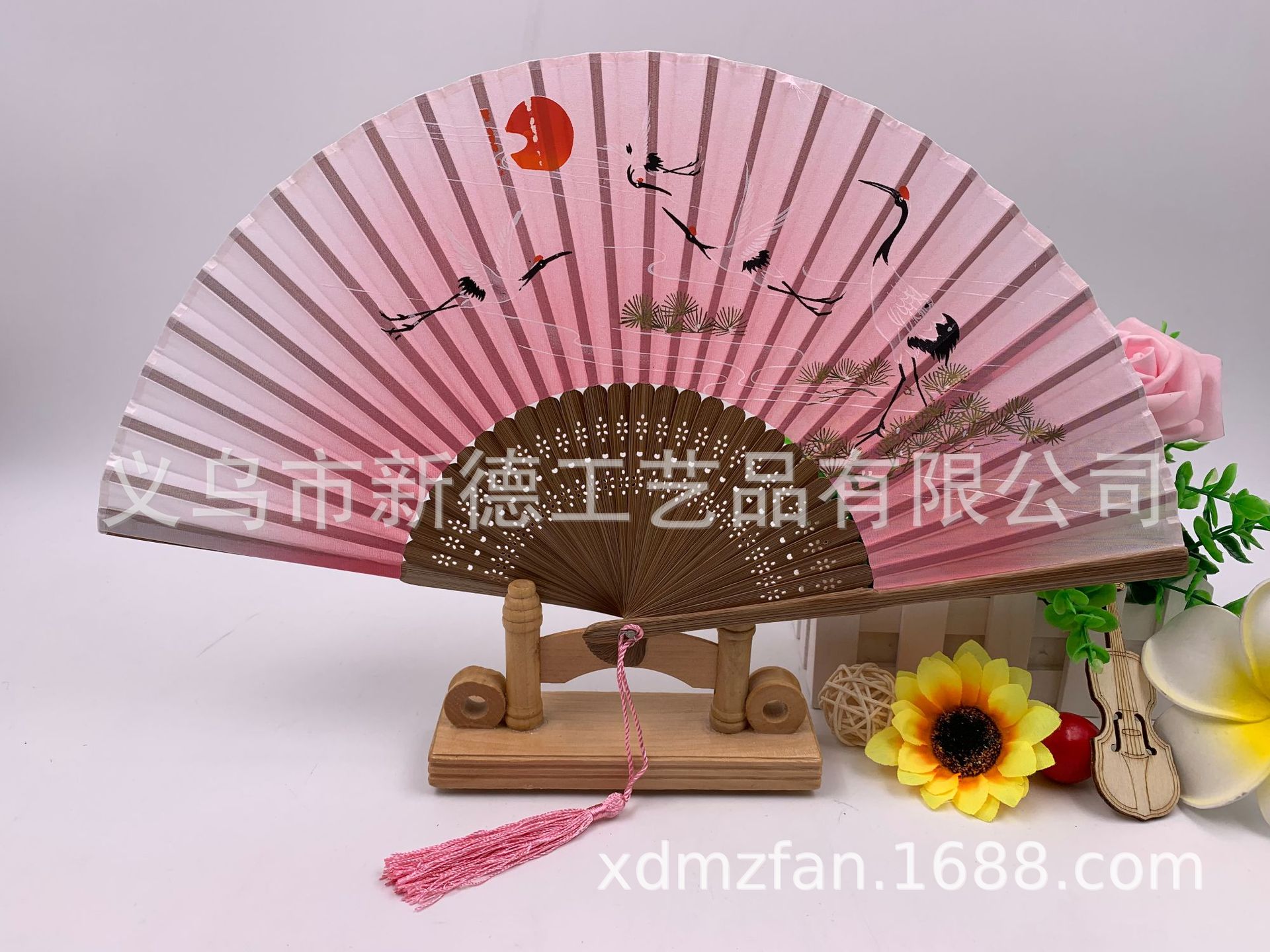 女士折扇仙鹤图    中国风竹制绢扇   来样定做    厂家批发   现货丝绸扇产品图