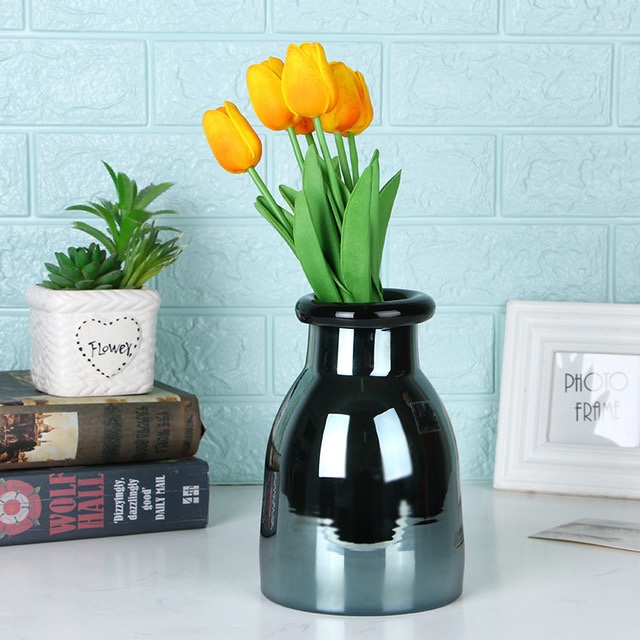 Nordic light luxury style handcrafted rolled-edge bright black transparent glass vase, creative flower arrangement decorative items for living room model room, factory direct sales and wholesale Application Scenario