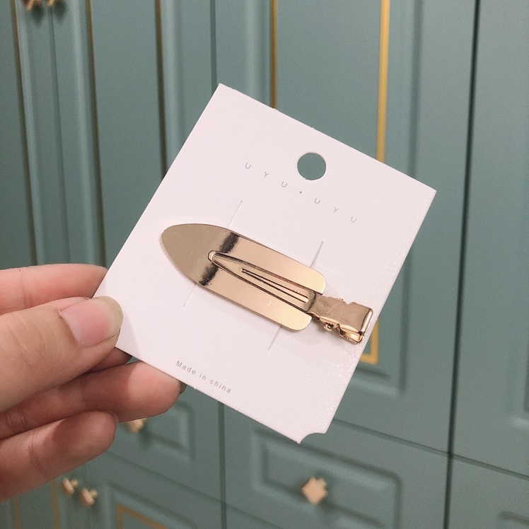 Alloy traceless clamps have a metallic texture undefined