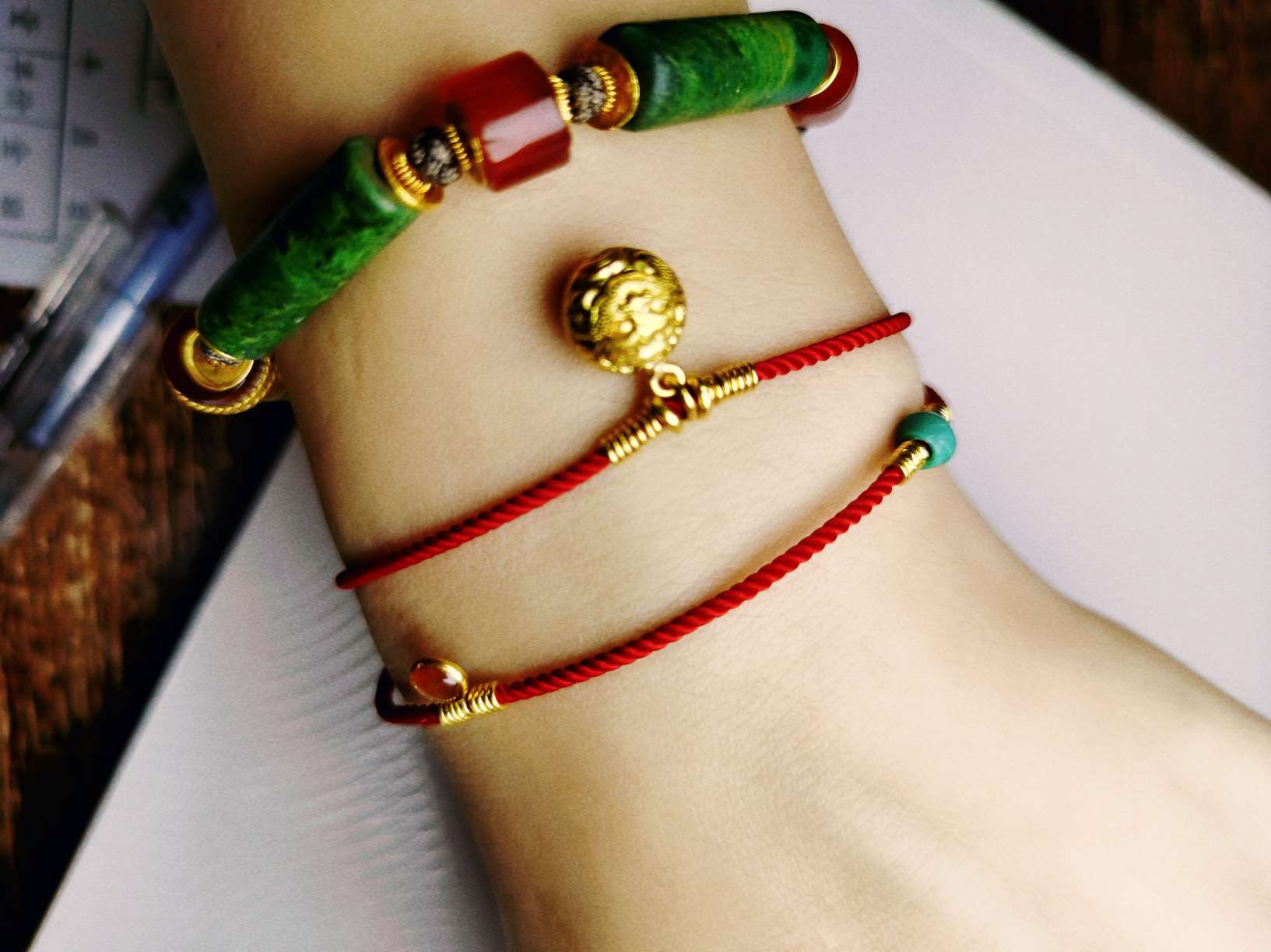 黄金錾刻小兽面手链细节图