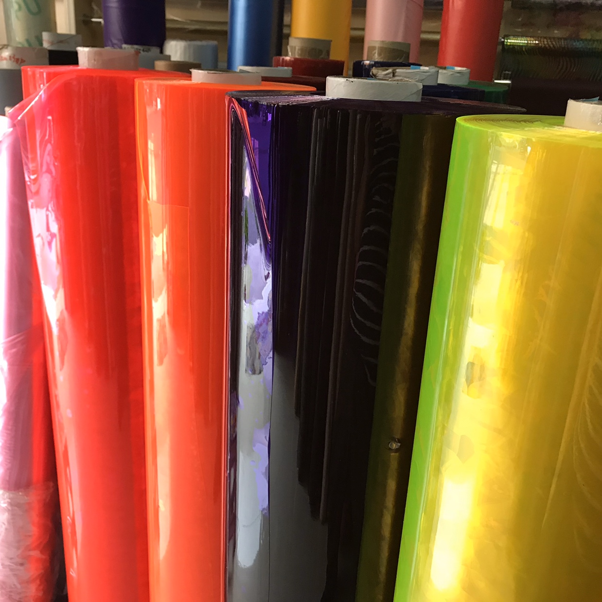 PVC超透彩色荧光膜 0.30*1220 荧光粉红 5.28元/米 7色套白底实物图