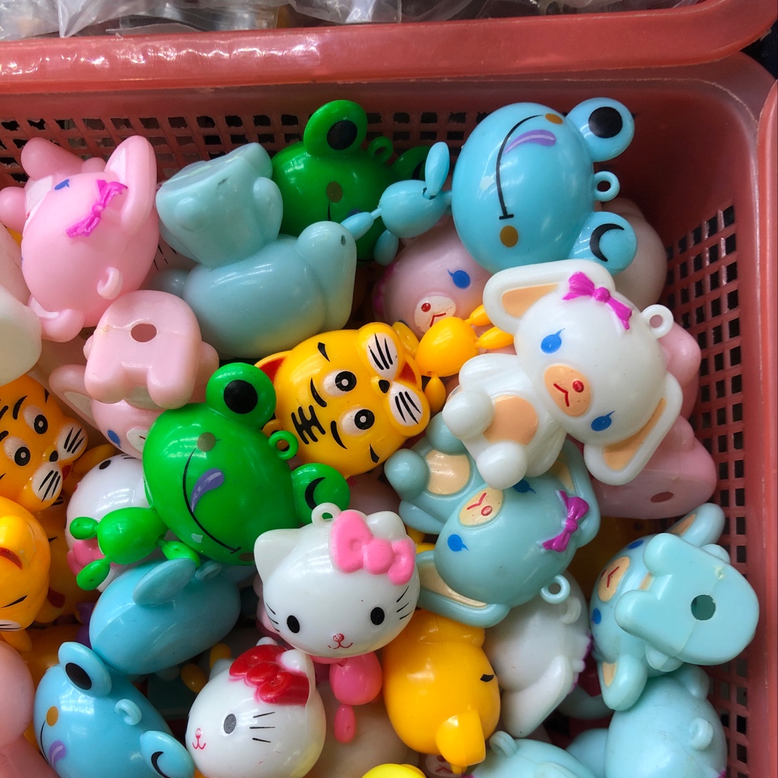 卡通玩具，（了3厘米左右），干净．漂亮