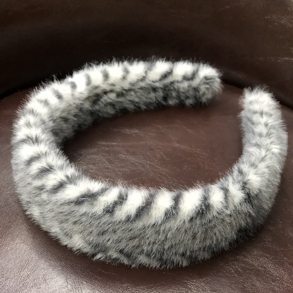 Korean simple imitation mink striped hairband for feminine charm when going out, anti-slip hair clipping in autumn and winter, wide-edge plush headband hair clip Application Scenario