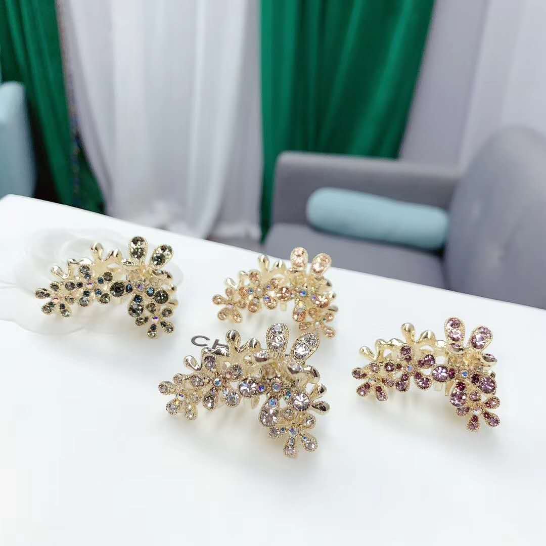 The hairpin, top clip, bangs, a popular Korean woman, exudes an elegant charm on her forehead. She has a diamond-encrusted grabber on her head and a delicate hairpin