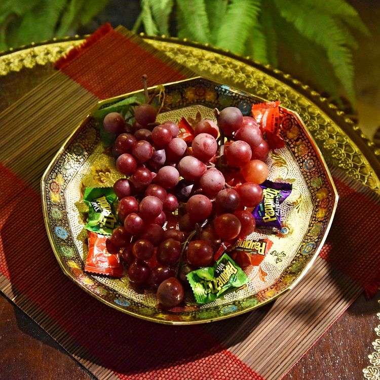 Hand-painted octagonal copper plate, Indian imported creative fruit plate, home decoration, modern dining table and coffee table ornaments details Picture