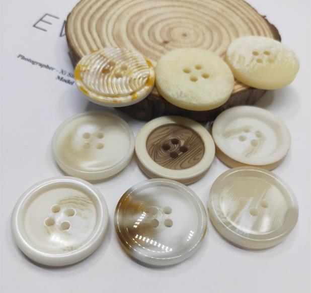 【批发】圆形四眼树脂纽扣拉花花纹米白色女装大衣扣毛衣毛呢妮子外套纽扣