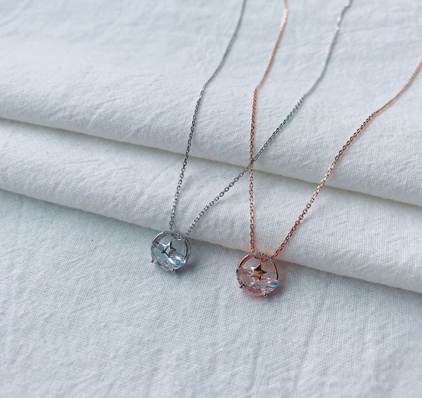 A fashionable and elegant 925 silver necklace throughout