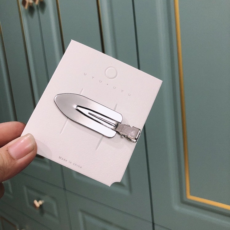 Alloy traceless clamps have a metallic texture undefined