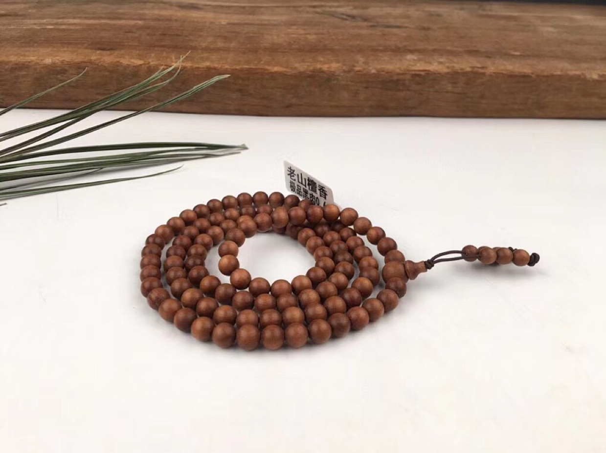 108 pieces of 0.6mm Indian sandalwood bracelet neck Application Scenario