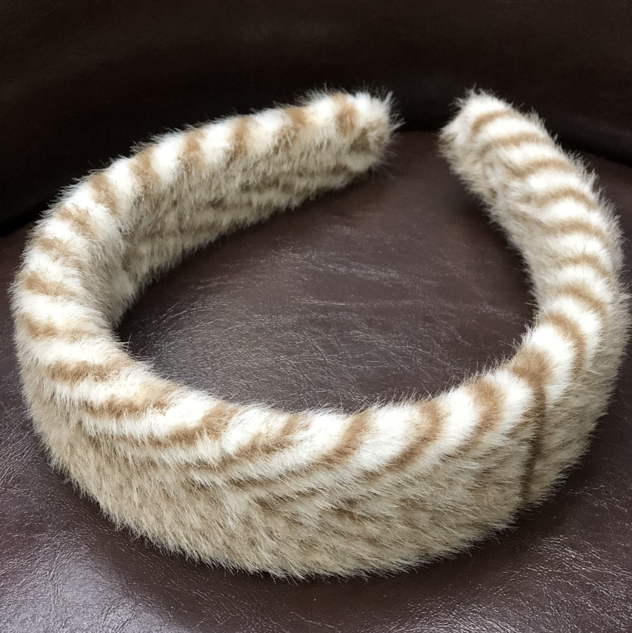 Korean simple imitation mink striped hairband for feminine charm when going out, anti-slip hair clipping in autumn and winter, wide-edge plush headband hair clip Specification image