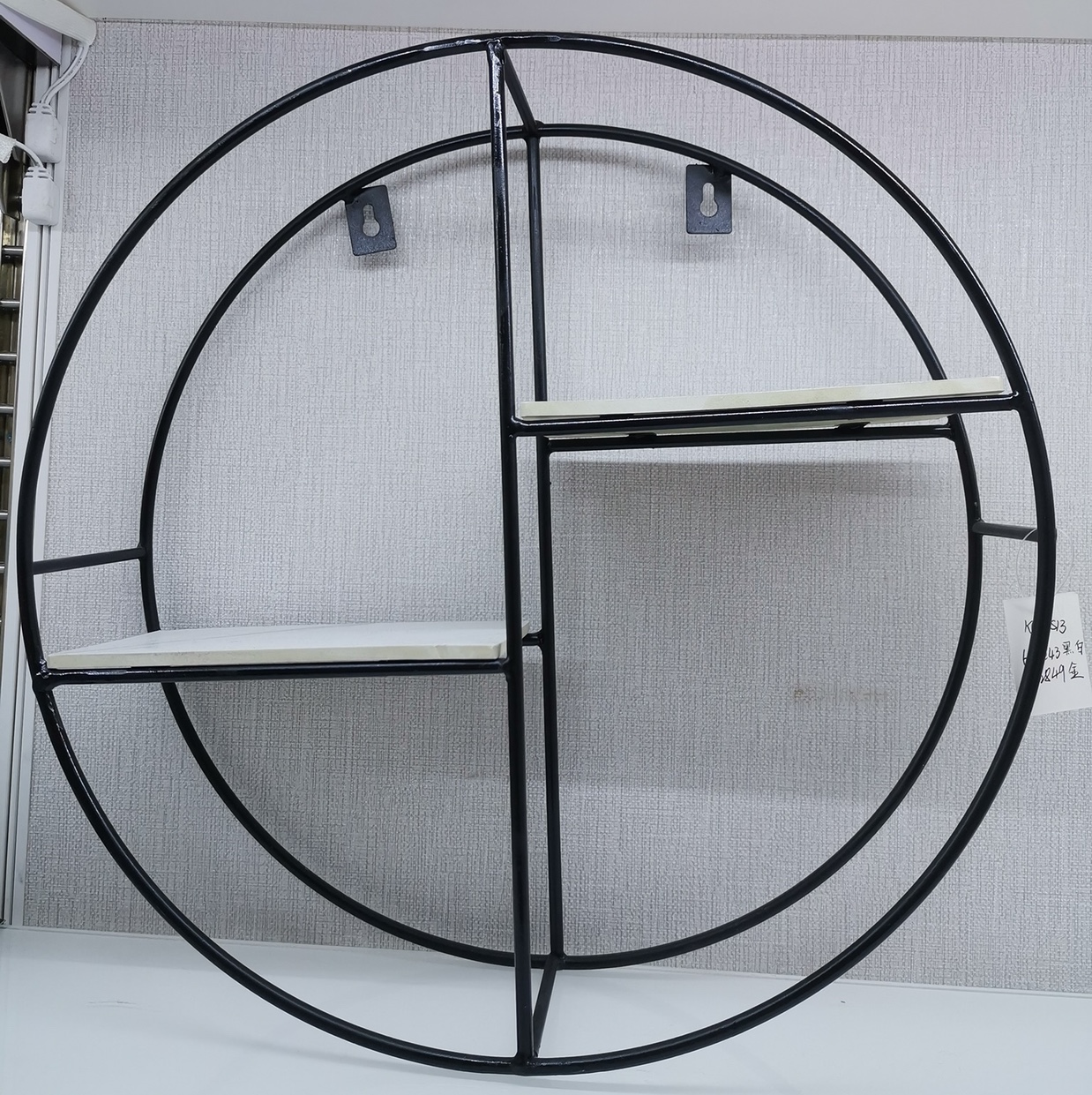 黑白圆形高低两层置物架墙挂图