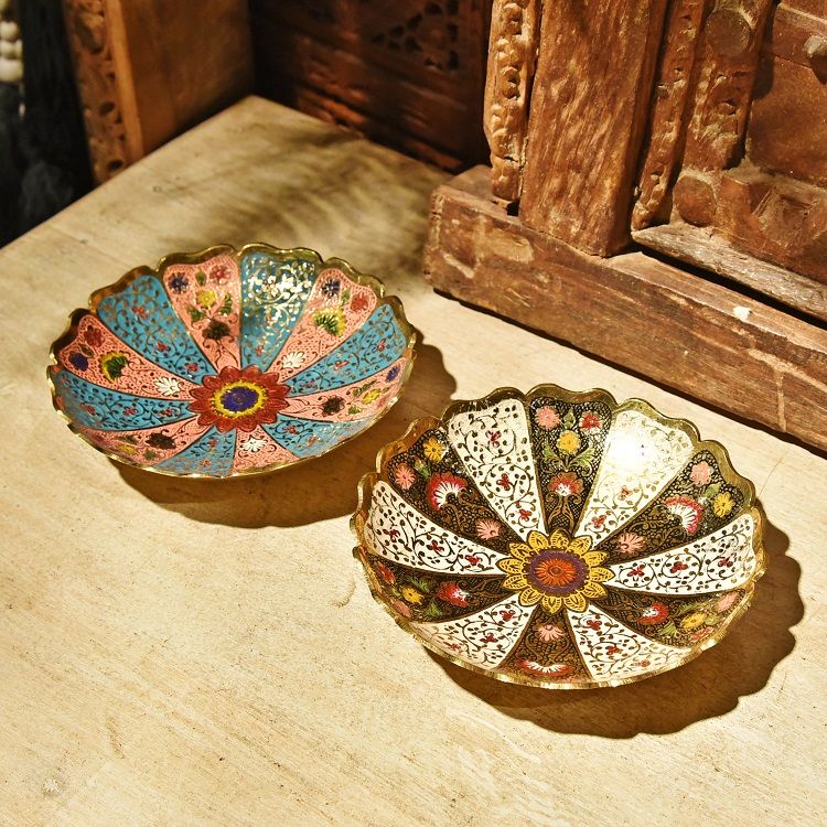 Hand-painted blue and red, black and white medium-sized copper plates, fruit plates, household items, all copper