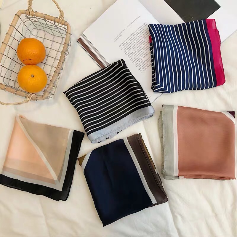 Interior layout and exterior details of the long square bag
