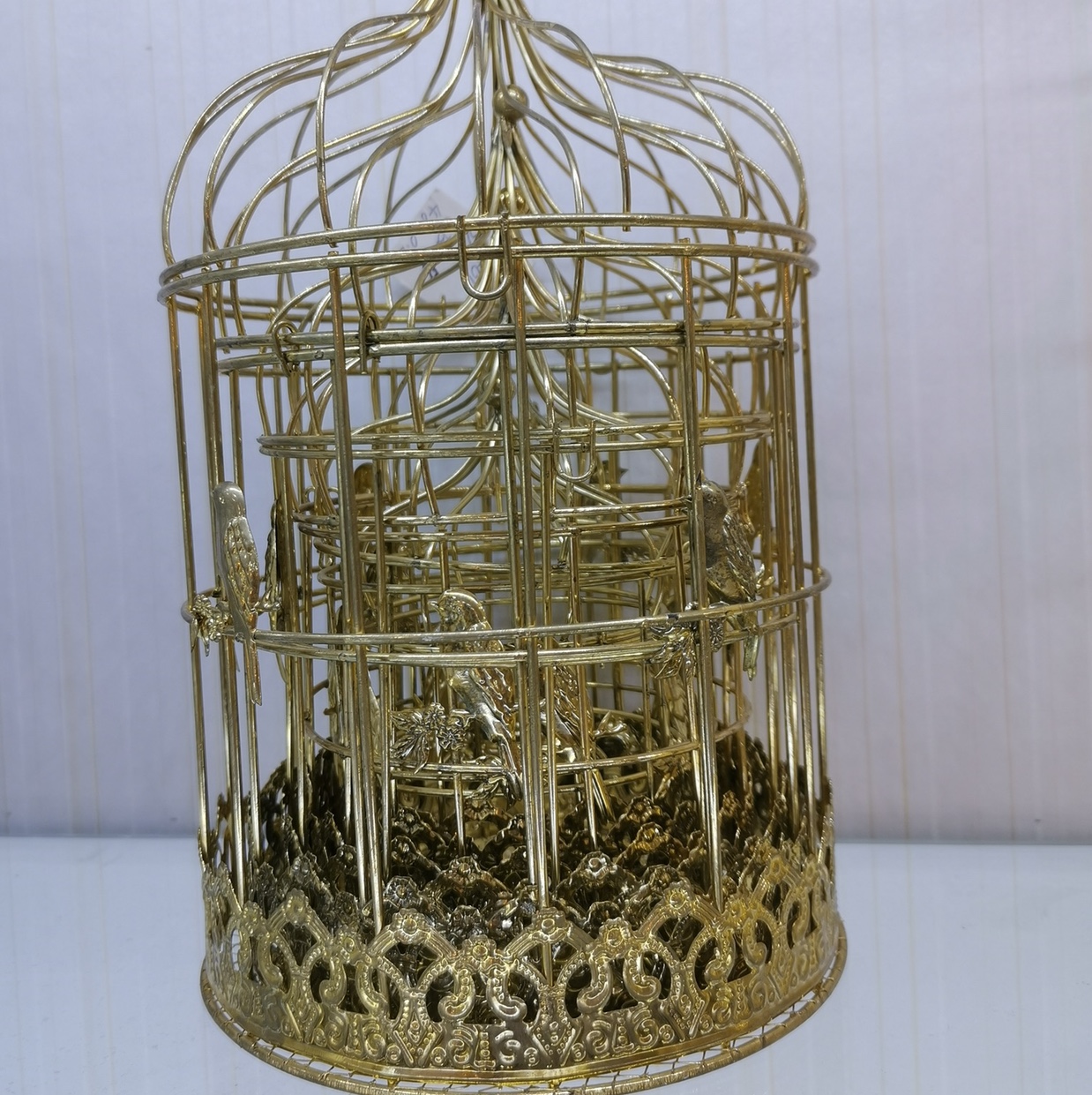 A set of six pointed bird cages plated in gold thumbnail