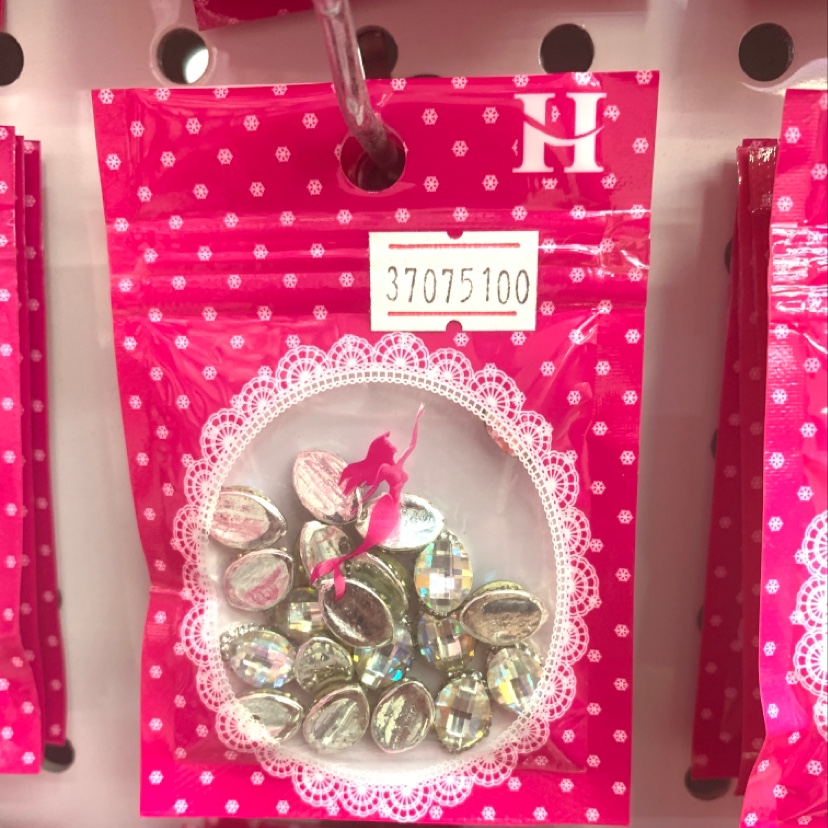 Horse eye rhinestone nail art