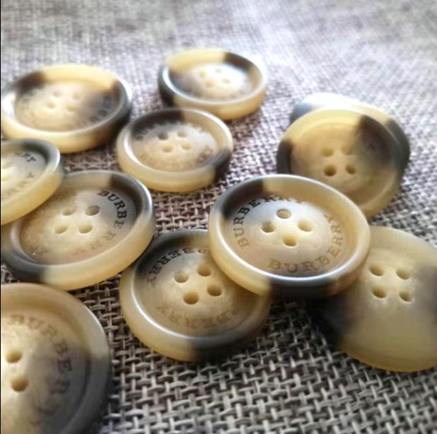 BJIA 树脂仿黄牛角纽扣哑光 风衣外套刻字牛角纽扣驼色扣子