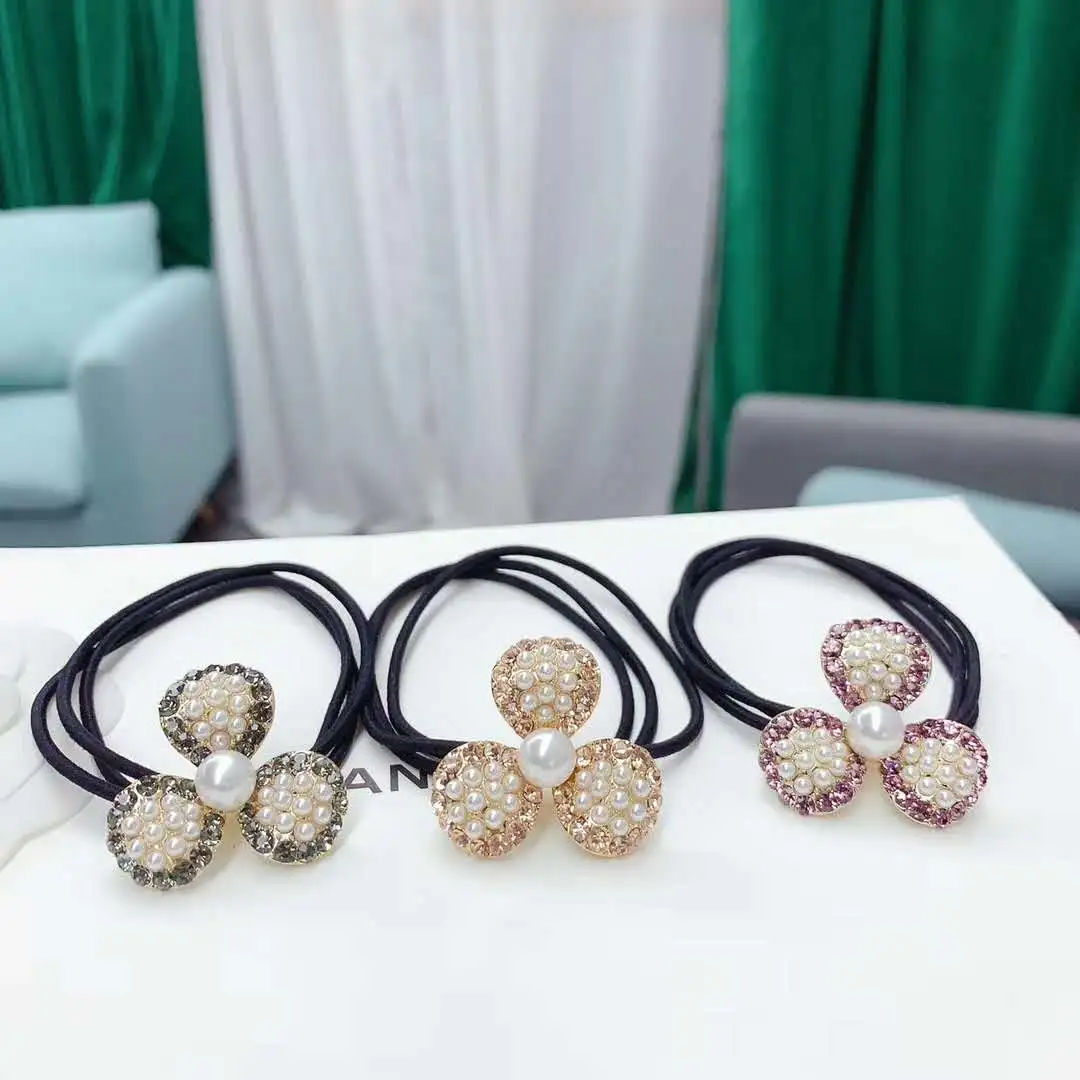 A simple and elegant Korean hair tie with two pearl hair bands, a small chanel-style hair tie, a ponytail and two leather bands detail image 1
