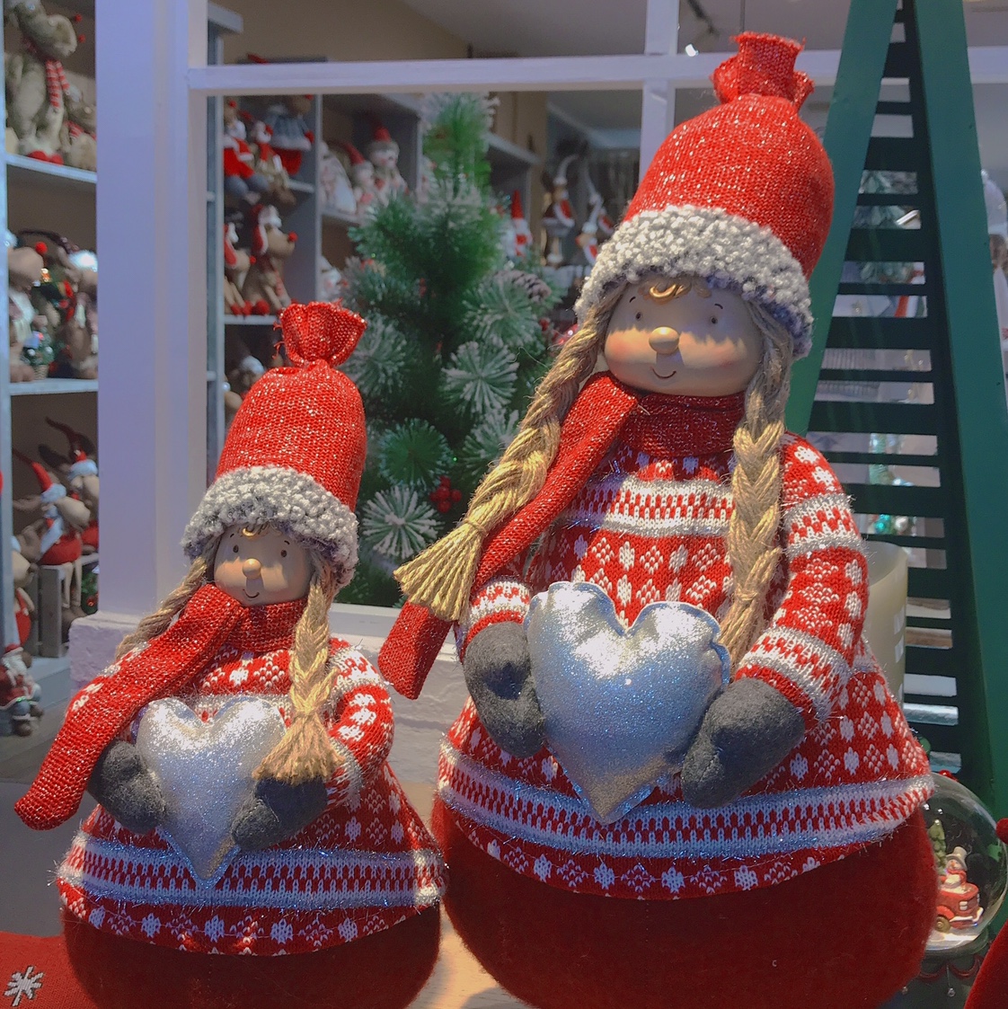 圣诞手抱心形大号娃娃，红色帽子树脂鞋子，两小辫子