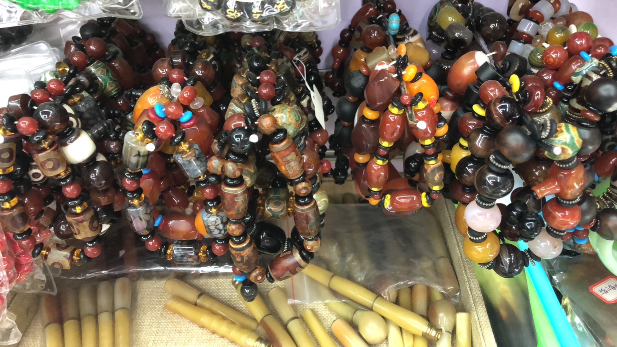 The natural agate bracelet has an average quality but a high-end feel. It is a retro European and American style with simple layering