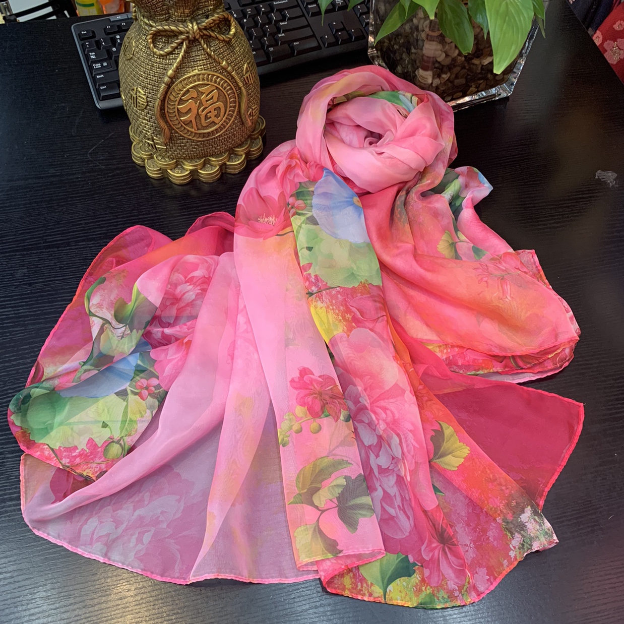 Gold scarf, chiffon print, versatile for beach casual wear, a must-have for travel and photography details Picture