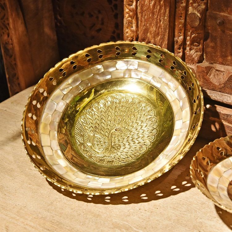 Brass shell inlaid fruit plate, Indian imported metal fruit plate, villa home decoration, dining table and coffee table ornaments, large Application Scenario