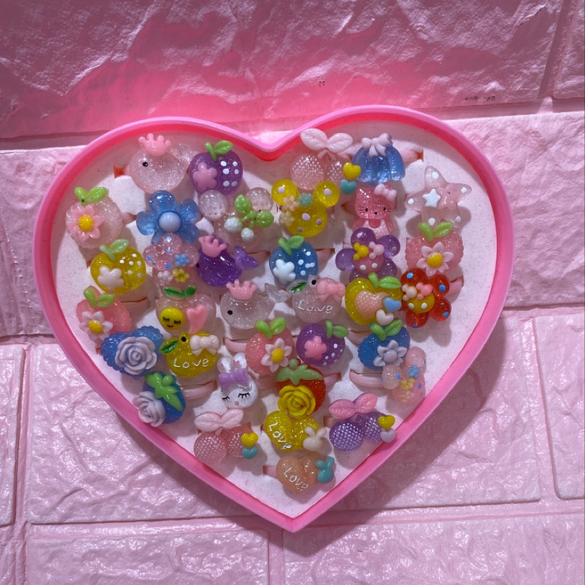 36 transparent rings in a heart-shaped box, warm and cozy Specification image