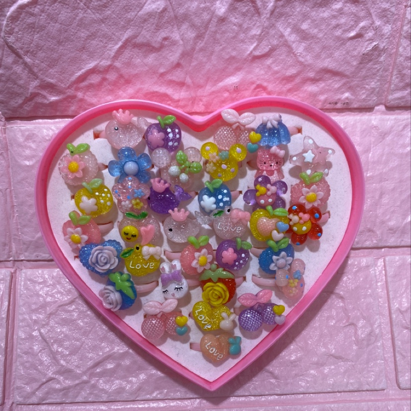 36 transparent rings in a heart-shaped box, warm and cozy details Picture