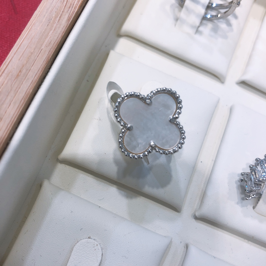 Shell Four-Leaf Clover Ring Network Red With The Same