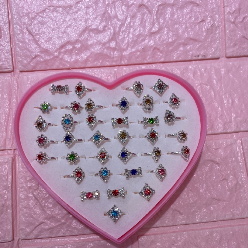 Children's 36-piece alloy ring, heart-shaped box packaged brick ring Specification image