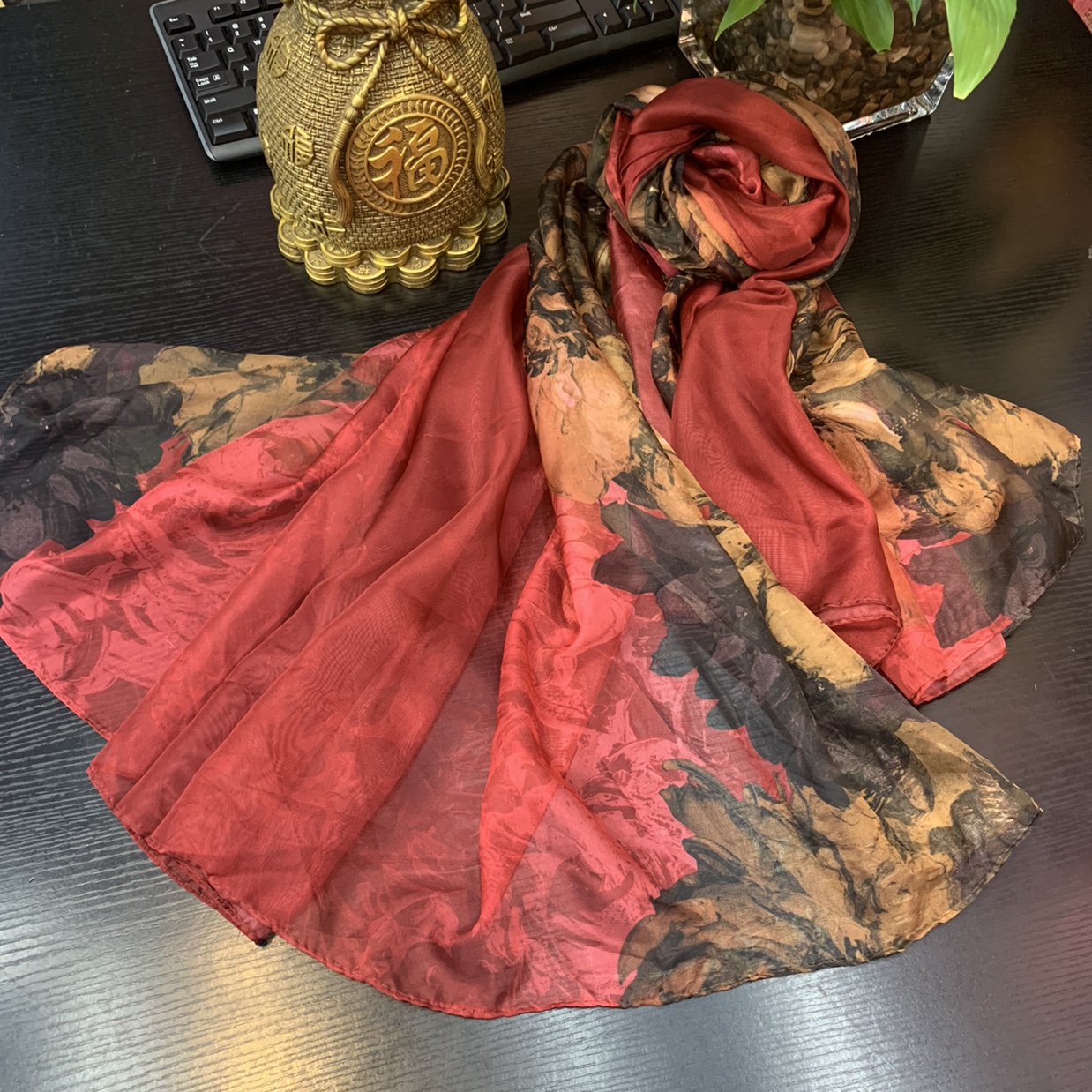 Gold scarf, chiffon print, versatile for beach casual wear, a must-have for travel and photography Specification image