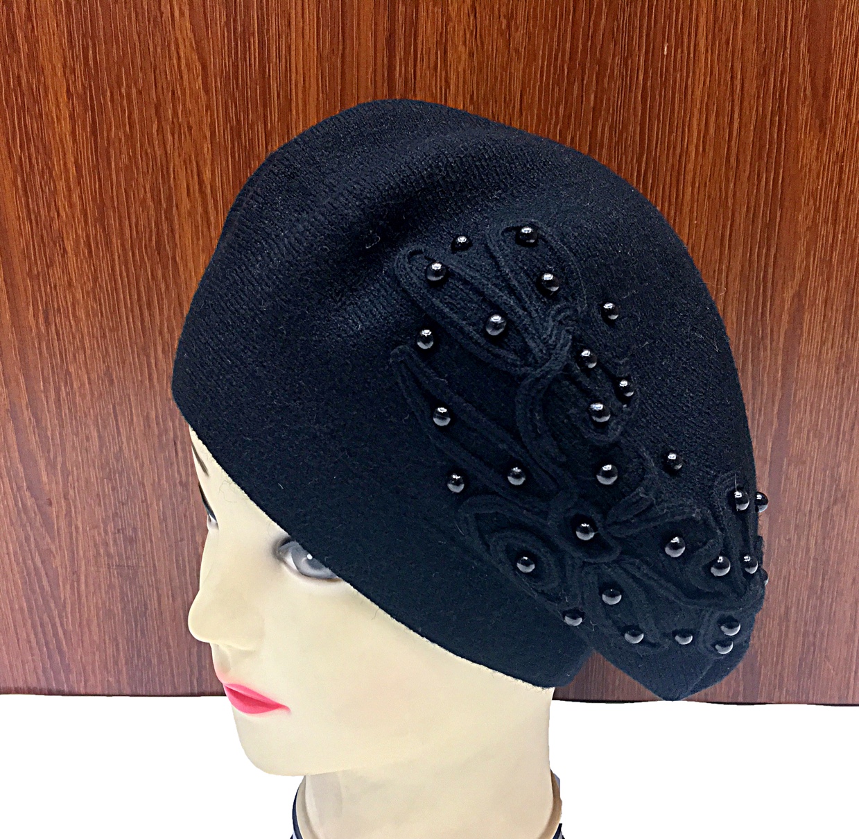 Sheepskin pearl handcrafted fashionable casual professional beret, New Year flat-brimmed hat, fisherman's hat, women's professional hat details Picture