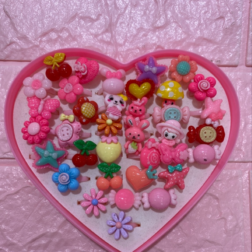 36 solid color rings in a heart box packaging