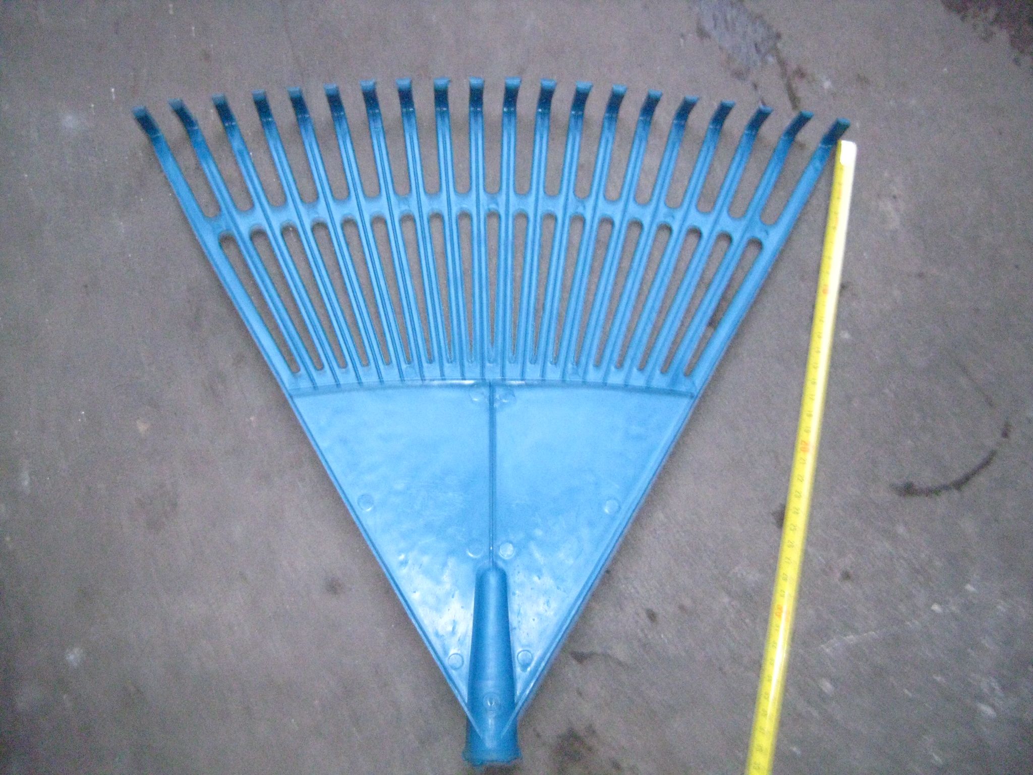 20-tooth plastic grass rake thumbnail