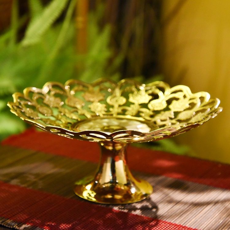 Brass shell inlaid hollowed-out fruit plate, imported metal fruit plate from India, home decoration, table and coffee table ornaments Application Scenario