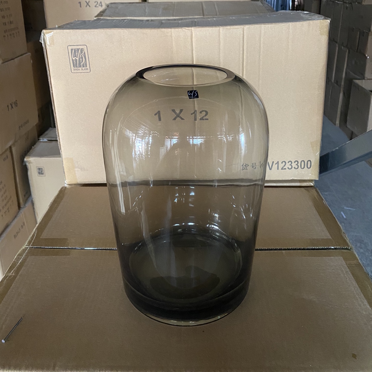 Modern simple and elegant thickened smoke grey glass vase, creative flower arrangement decorative item for living room model room, factory direct sales and wholesale details Picture