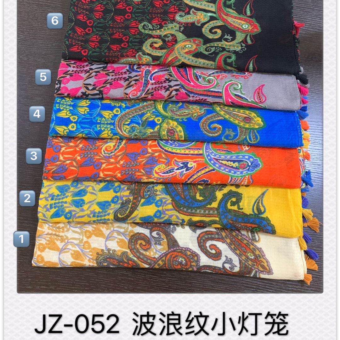 Gold scarf
The autumn/Winter 2020 new printed shawls can be used in all kinds of tourism thumbnail