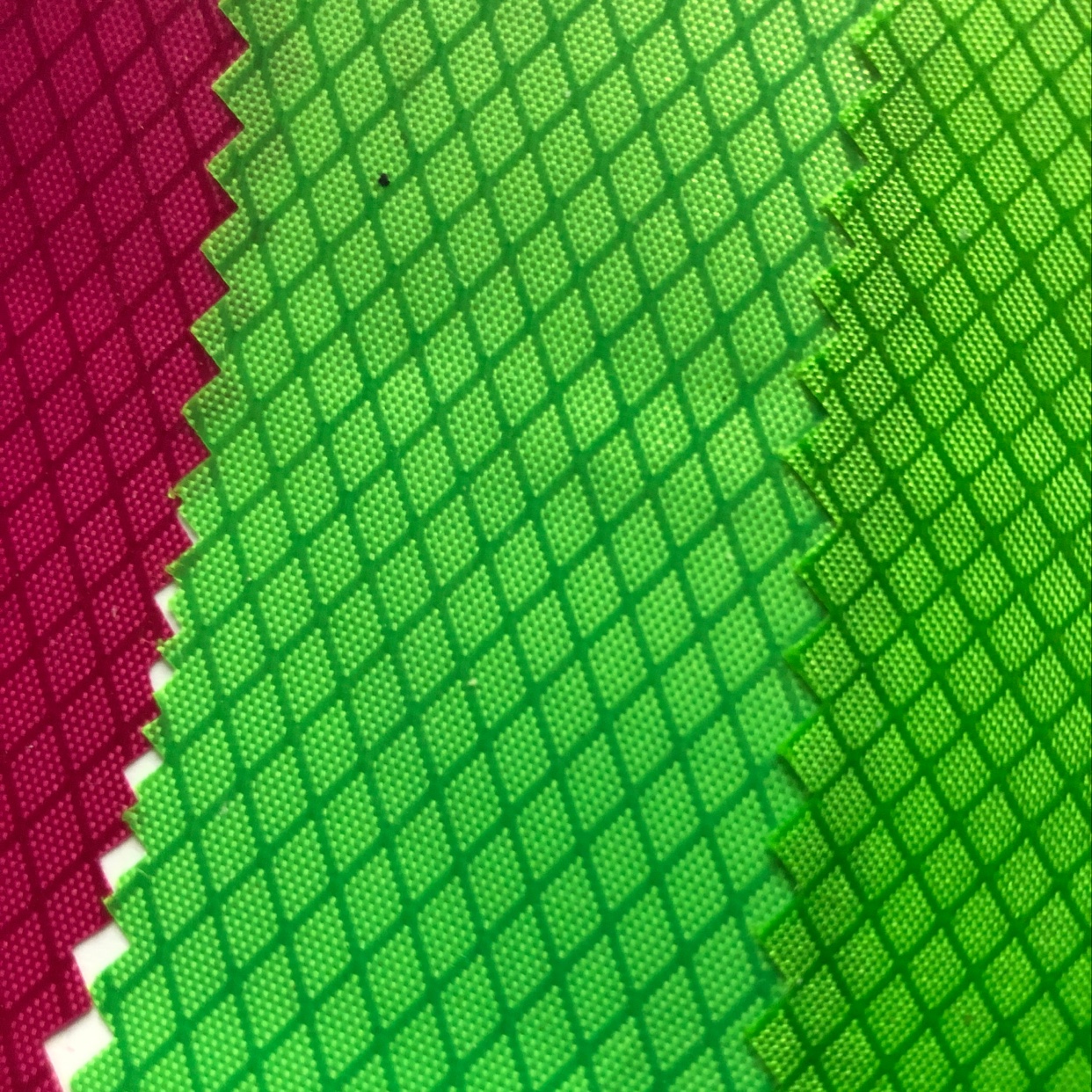 Factory direct sales, best-selling new fluorescent green 210d diamond-shaped checkered pu 0.3 long filament, glossy diamond-shaped checkered Oxford cloth bags and handbags, jacquard fabric leather, large stock of various high and medium-grade bag fabrics