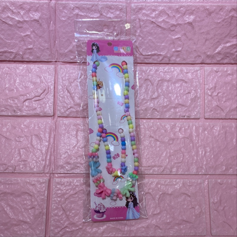 A two-piece set of children's colorful beaded necklace, bow tie necklace and bracelet, warm and cozy