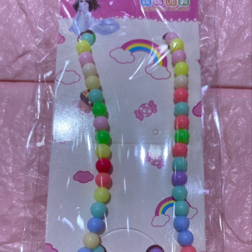 A two-piece set of children's colorful necklace, heart-shaped solid color necklace and bracelet, warm and cozy Application Scenario