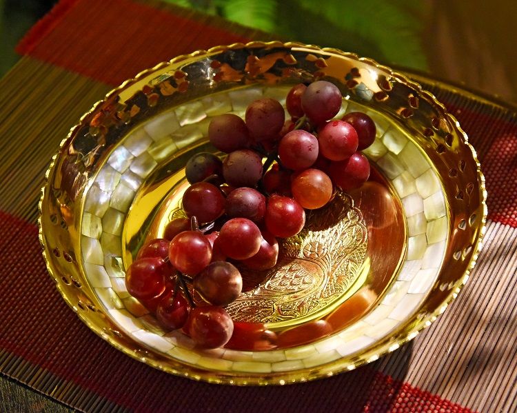 Brass shell inlaid fruit plate, Indian imported metal fruit plate, villa home decoration, dining table and coffee table ornaments, large Specification image