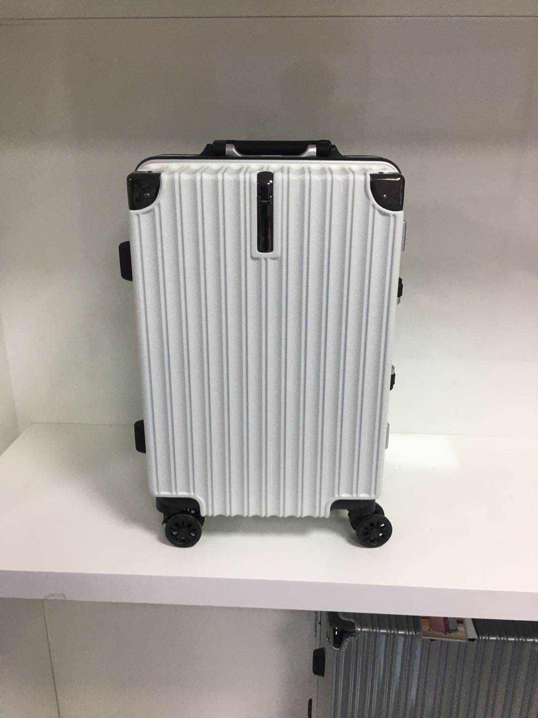 Kangaroo Q025# suitcase, 20-inch and 24-inch complete set of aluminum frame universal wheels, alloy silent wheels, business and leisure carry-on suitcase, student suitcase Application Scenario