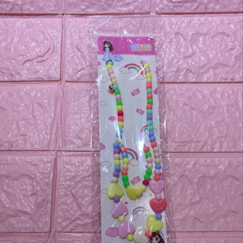 A two-piece set of children's colorful necklace, heart-shaped solid color necklace and bracelet, warm and cozy details Picture