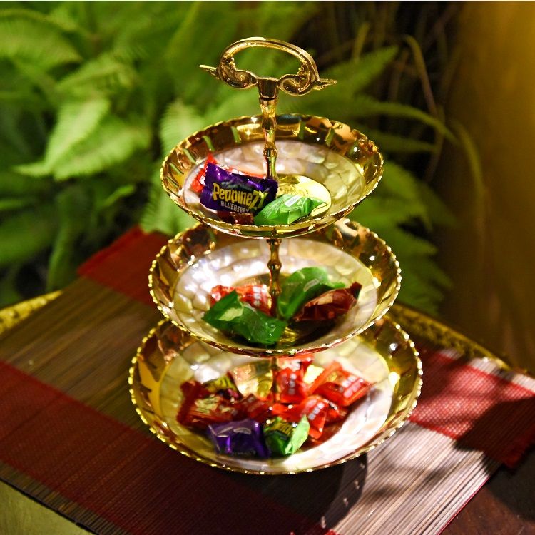 Three-layer fruit platter with brass inlaid shells, imported metal fruit platter from India, home decoration, table and coffee table ornaments Application Scenario