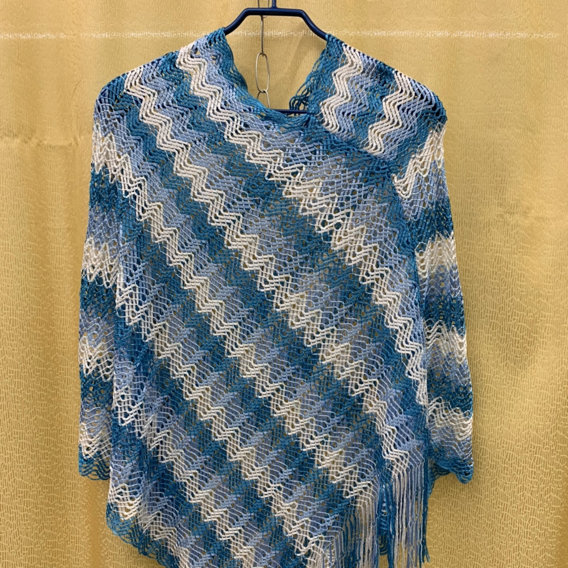 Hollow V-neck shawl