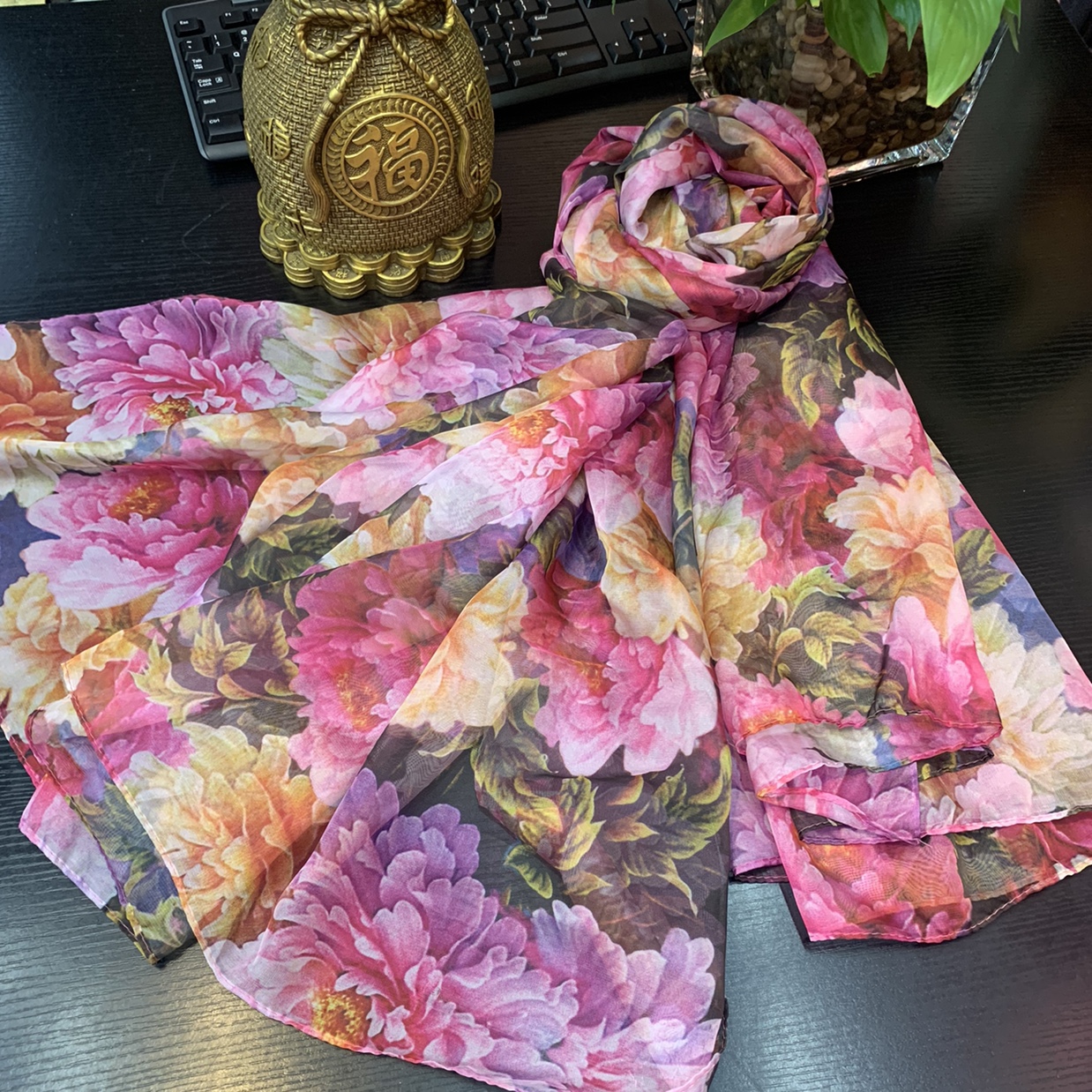 Gold scarf, chiffon print, versatile for beach casual wear, a must-have for travel and photography Application Scenario