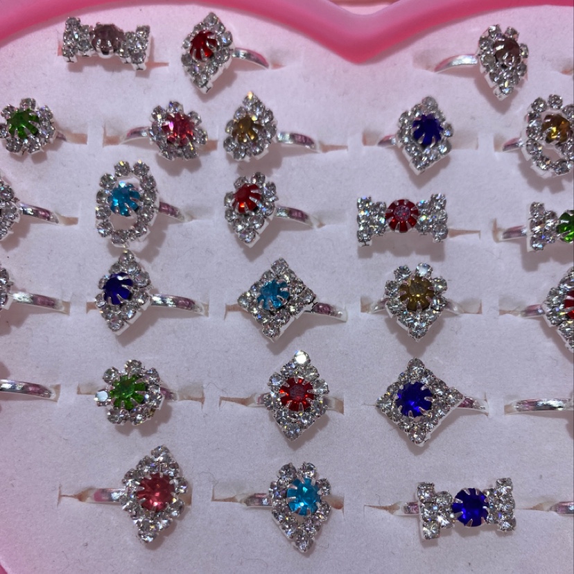 Children's 36-piece alloy ring, heart-shaped box packaged brick ring Application Scenario