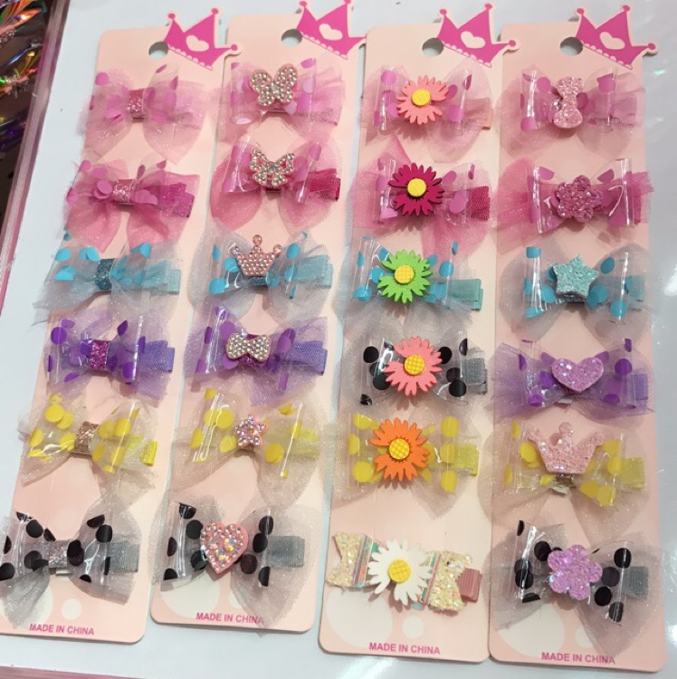Popular accessories: hair clips and rubber bands