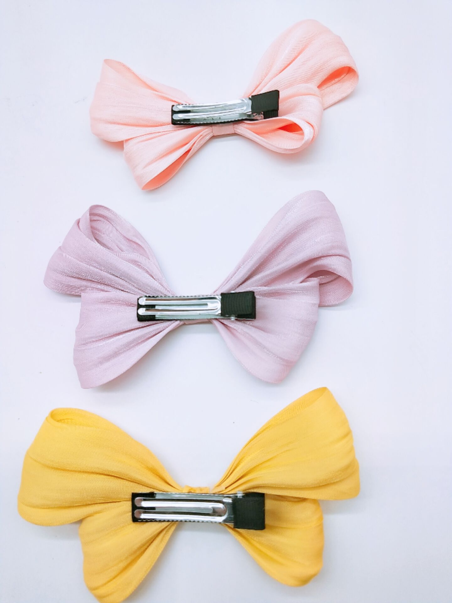 New Korean-style, fresh and trendy Japanese-style Korean college silk satin horizontal clip spring clip bow solid color hair clip Application Scenario
