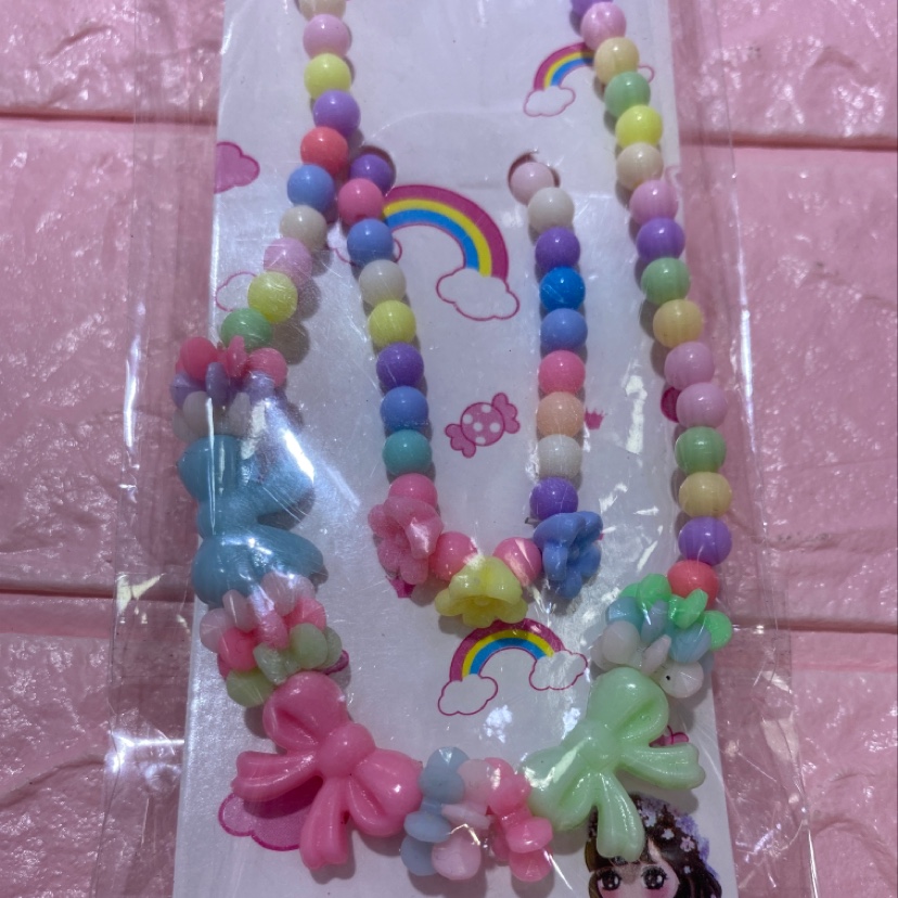 A two-piece set of children's colorful beaded necklace, bow tie necklace and bracelet, warm and cozy Application Scenario